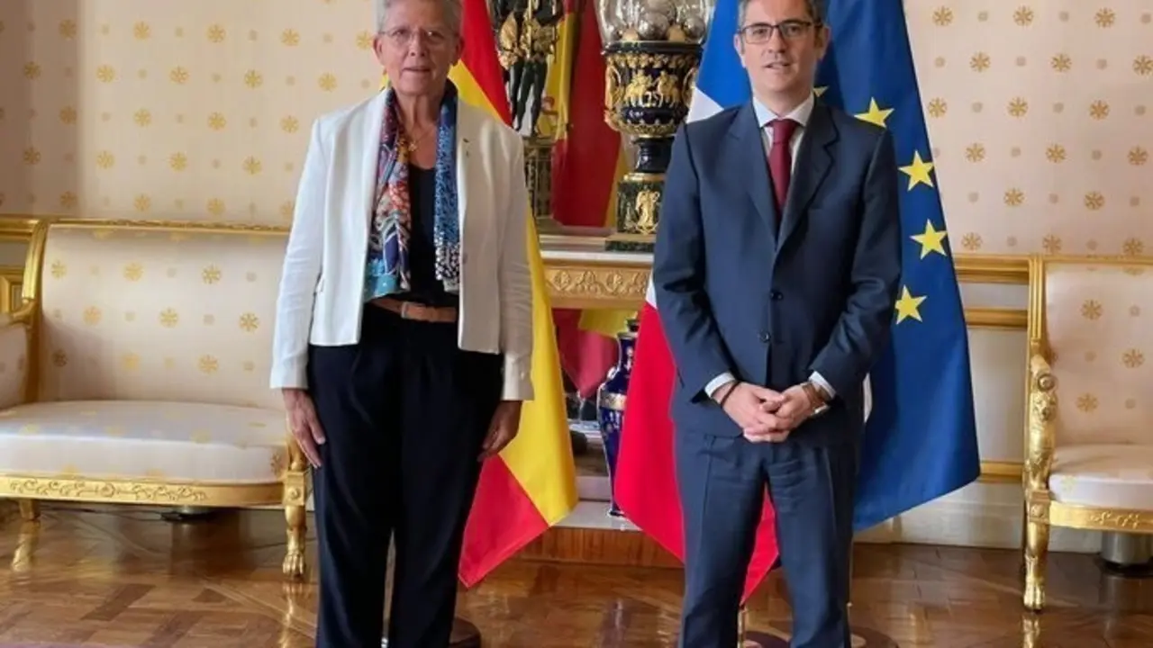 El ministro de la Presidencia, Relaciones con las Cortes y Memoria Democr&aacute;tica, F&eacute;lix Bola&ntilde;os, y la ministra delegada del Gobierno franc&eacute;s a cargo de la Memoria de Antiguos Combatientes, Genevi&egrave;ve Darrieussecq.
