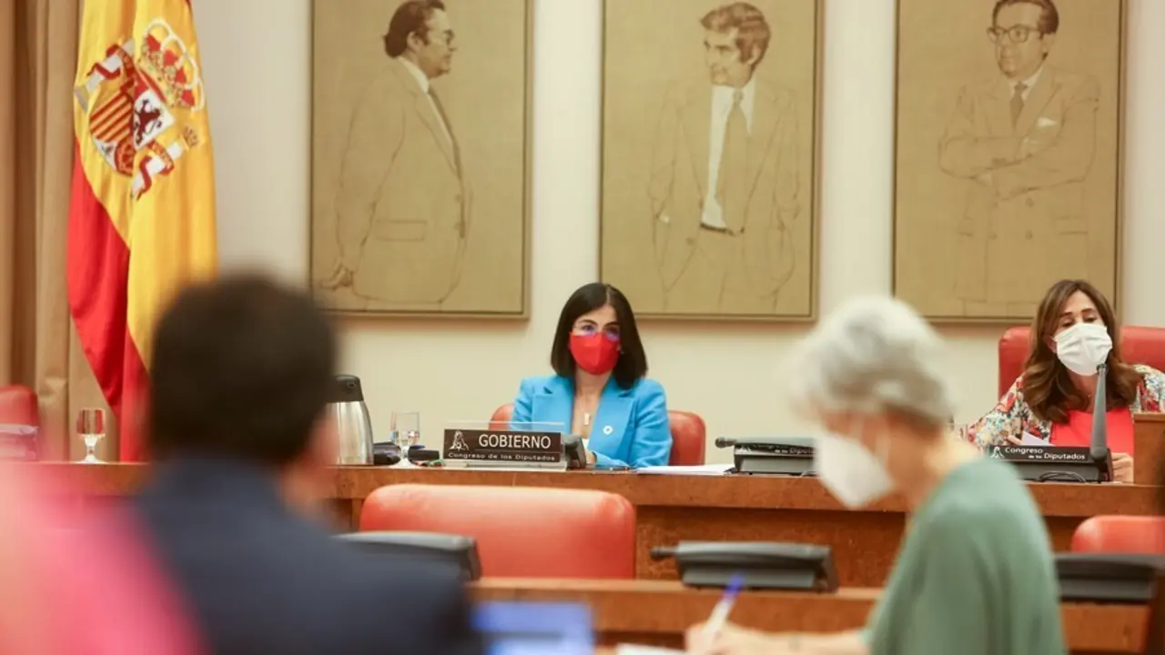 Archivo - La ministra de Sanidad, Carolina Darias (i) y la presidenta de la Comisi&oacute;n, Rosa Mar&iacute;a Romero (d), comparecen en la Comisi&oacute;n de Sanidad y Consumo en el Congreso de los Diputados, a 13 de julio de 2021, en Madrid (Espa&ntilde;a).