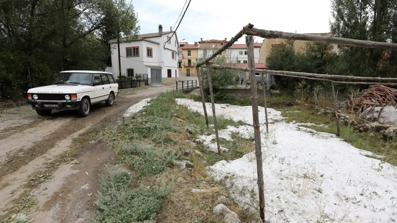 Una capa de nieve cubre parte del suelo tras las lluvias registradas, a 24 de agosto de 2021, en Griegos, Teruel, Arag&oacute;n, (Espa&ntilde;a). Las &uacute;ltimas lluvias registradas la pasada tarde del lunes al sur de Teruel han provocado destrozos en los huertos de alguno