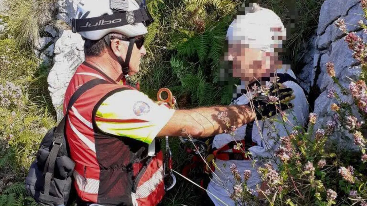 El personal de emergencias auxilia al hombre herido.