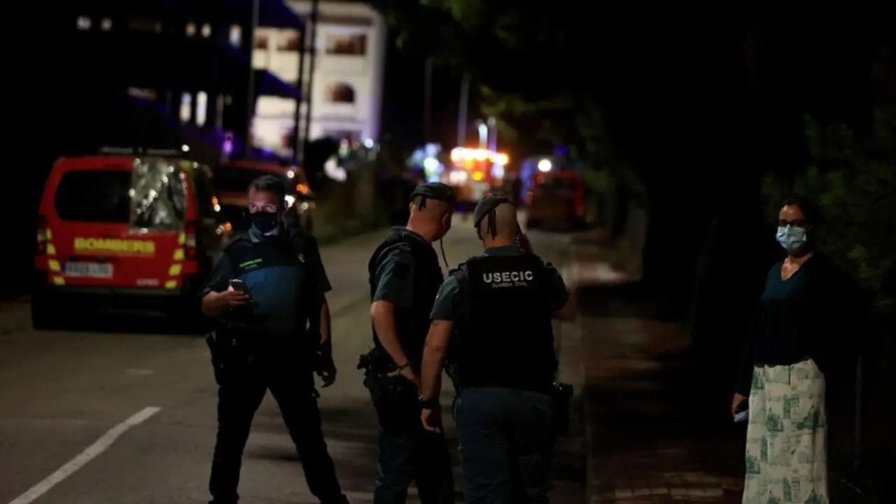 Agentes de la Guardia Civil hacen guardia cerca de los restos del edificio de tres alturas que se ha derrumbado a 25 de agosto de 2021, en Pe&ntilde;&iacute;scola (Castell&oacute;n).
