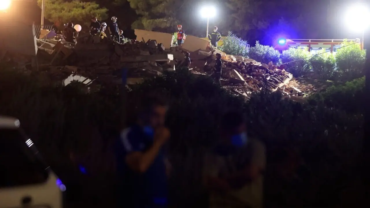Bomberos trabajan sobre los restos del edificio de tres alturas que se ha derrumbado a 25 de agosto de 2021, en Pe&ntilde;&iacute;scola (Castell&oacute;n).