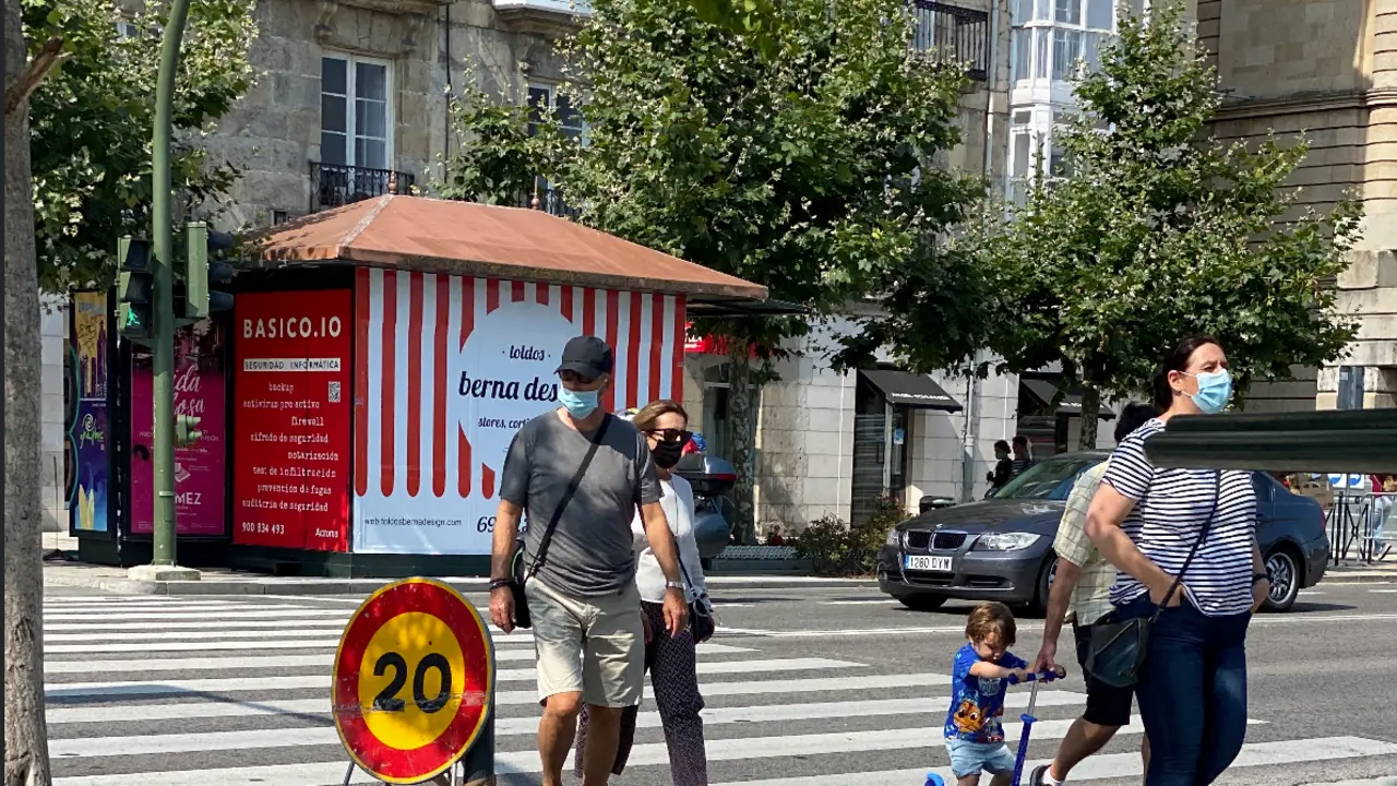 Varias personas con mascarilla transitan por el centro de Santander. / Hardy