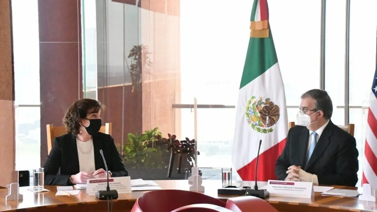 Archivo - La enviada especial de EEUU para la frontera sur, Roberta Jacobson, y el ministro de Exteriores de M&eacute;xico, Marcelo Ebrard, en una reuni&oacute;n sobre pol&iacute;tica migratoria.