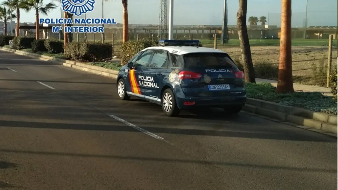 Un veh&iacute;culo policial en el barrio de Retamar de Almer&iacute;a.