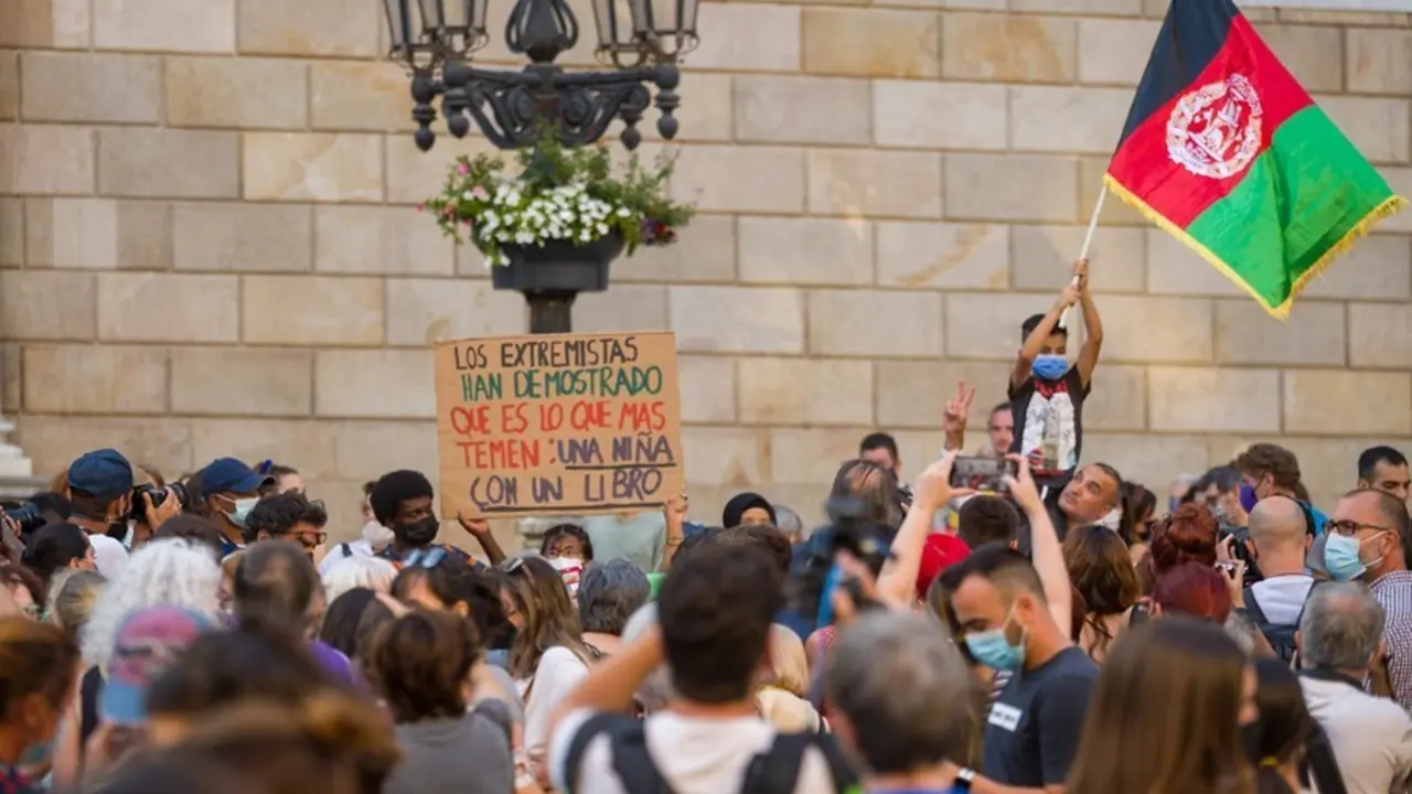 Varias personas participan en una concentraci&oacute;n en solidaridad con las mujeres y ni&ntilde;as afganas en la plaza de Sant Jaume de Barcelona, a 18 de agosto de 2021, en Barcelona, Catalu&ntilde;a (Espa&ntilde;a).