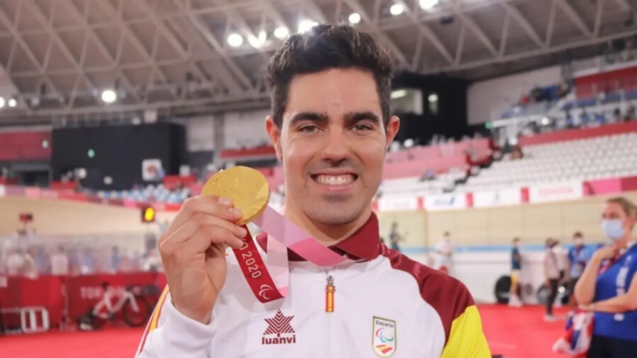 Alfonso Cabello muestra de su medalla de oro del kil&oacute;metro contrarreloj en los Juegos Paral&iacute;mpicos de Tokio