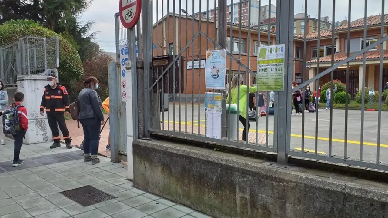 Archivo - Protecci&oacute;n Civil controla el acceso a los colegios en Gij&oacute;n el primer d&iacute;a de la vuelta al cole el pasado a&ntilde;o