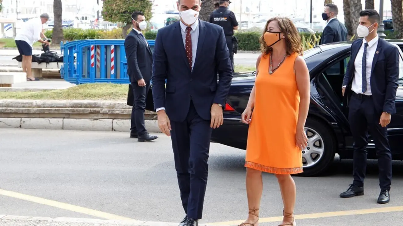 La presidenta del Govern balear, Francina Armengol, y el presidente del Gobierno, Pedro S&aacute;nchez, a su llegada al Consolat de Mar, a 3 de agosto de 2021, en Palma.