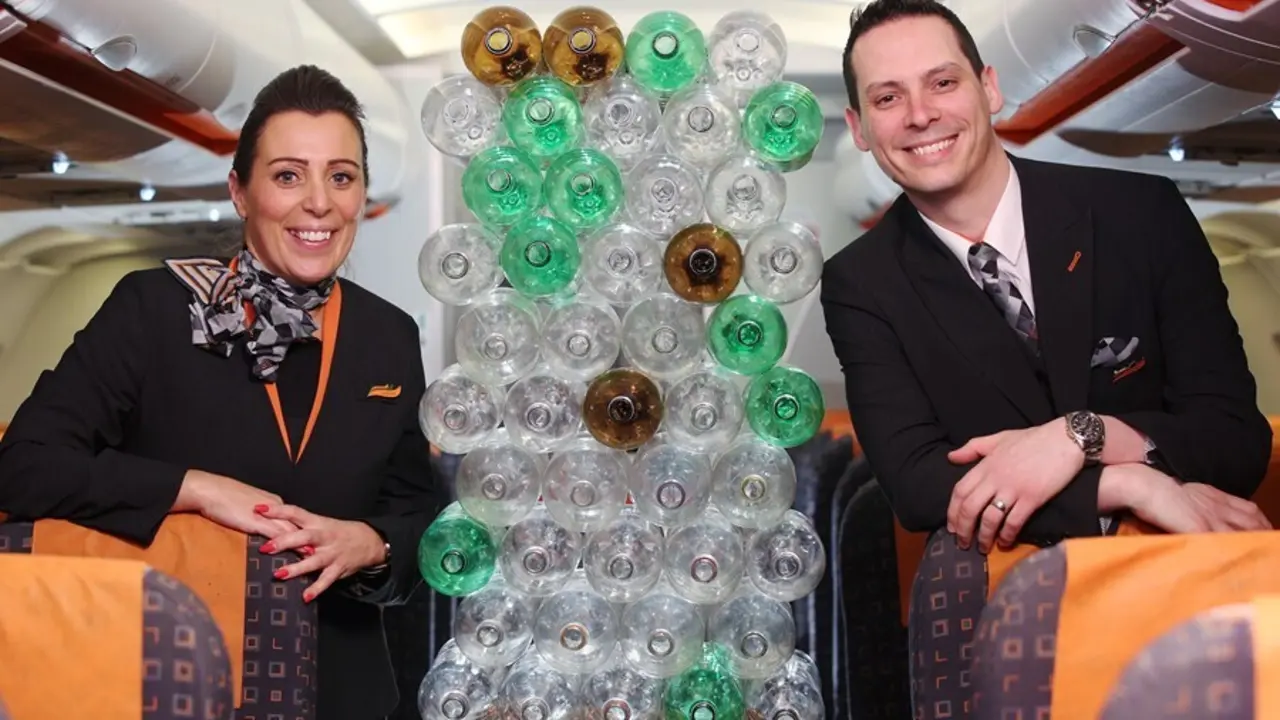 Archivo - La aerol&iacute;nea easyJet sustituye los uniformes de sus pilotos y tripulaciones por unos nuevos, fabricados con botellas de pl&aacute;stico.