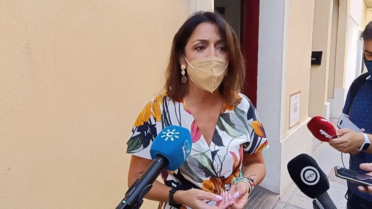 Archivo - Marta Bosquet atiende a los medios de comunicaci&oacute;n en Almer&iacute;a en una imagen de archivo. 
