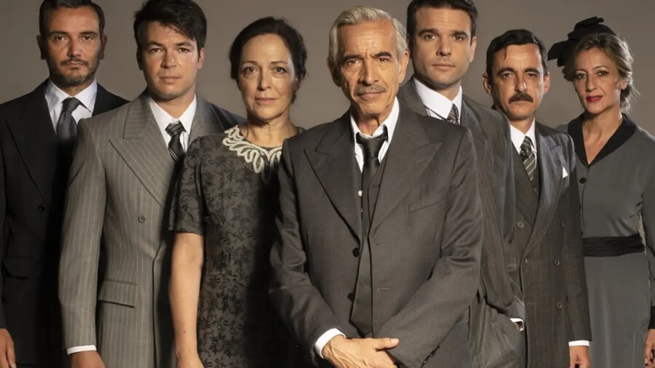 Imagen del elenco completo de la obra de teatro 'Muerte de un viajante'.