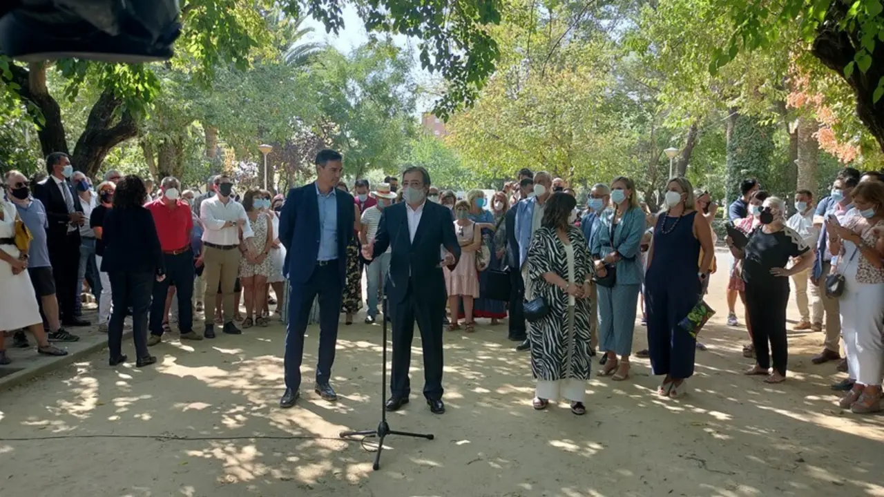 El presidente del Gobierno, Pedro S&aacute;nchez, y el presidente de la Junta, Guillermo Fern&aacute;ndez Vara, en un acto en Navalmoral de la Mata