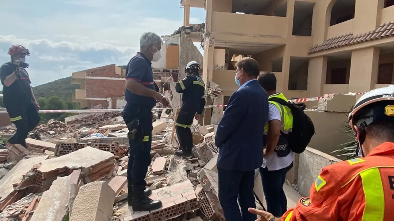 Puig en su visita al edificio derrumbado en Pe&ntilde;&iacute;scola