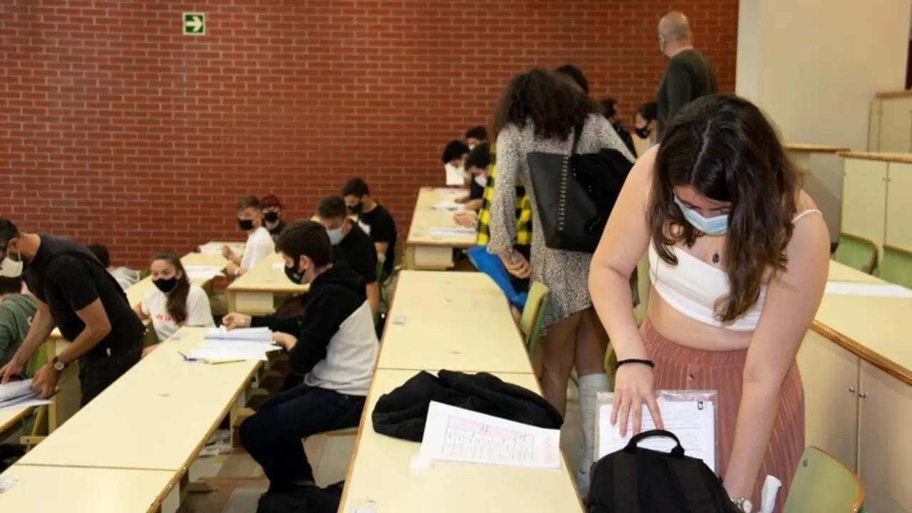 Archivo - Estudiantes preuniversitarios en un aula de la UC.