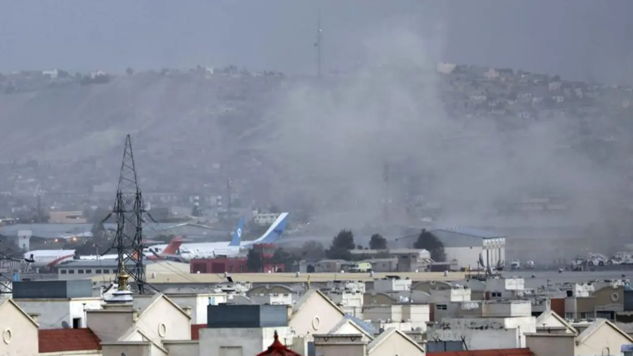 El humo sale de una explosi&oacute;n mortal fuera del aeropuerto en Kabul, Afganist&aacute;n, el jueves 26 de agosto de 2021. Dos atacantes suicidas y hombres armados han apuntado a multitudes que se concentran cerca del aeropuerto de Kabul, en los &uacute;ltimos d&iacute;as de un puente a&eacute;reo masivo que ha atra&iacute;do a miles de personas. tratando de huir de la toma de posesi&oacute;n de Afganist&aacute;n por los talibanes. (Foto AP / Wali Sabawoon)