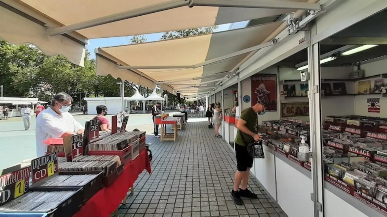 Varias personas buscan alguna joya musical en la Feria del Disco en Santander. / S. D&Iacute;AZ