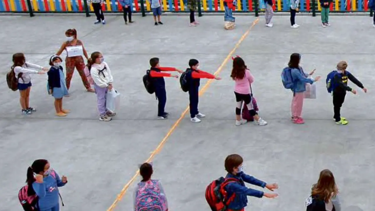Llegada de los primeros alumnos de un colegio en su primer d&iacute;a del curso escolar. / alberto morante - archivo