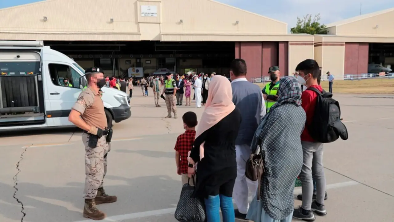 Un total de 292 personas evacuadas desde Afganist&aacute;n llegan a la Base A&eacute;rea de Torrej&oacute;n, a 25 de agosto de 2021, en Torrej&oacute;n de Ardoz, Madrid (Espa&ntilde;a). 