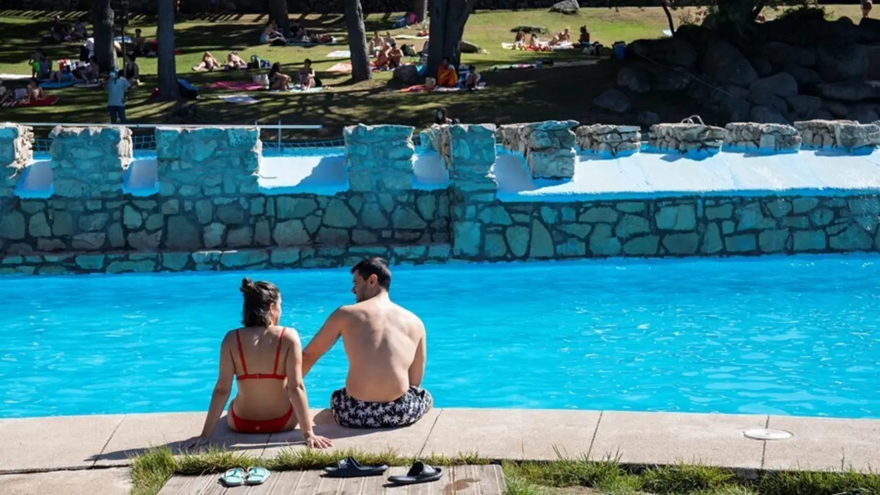 Un hombre y una mujer, en las piscinas de Las Berceas, a 21 de agosto de 2021, en Cercedilla, Madrid, (Espa&ntilde;a). Estas piscinas se encuentran en el Parque Recreativo de Las Berceas, un complejo situado en el Valle de la Fuenfr&iacute;a y que cuenta con 30 hect&aacute;re