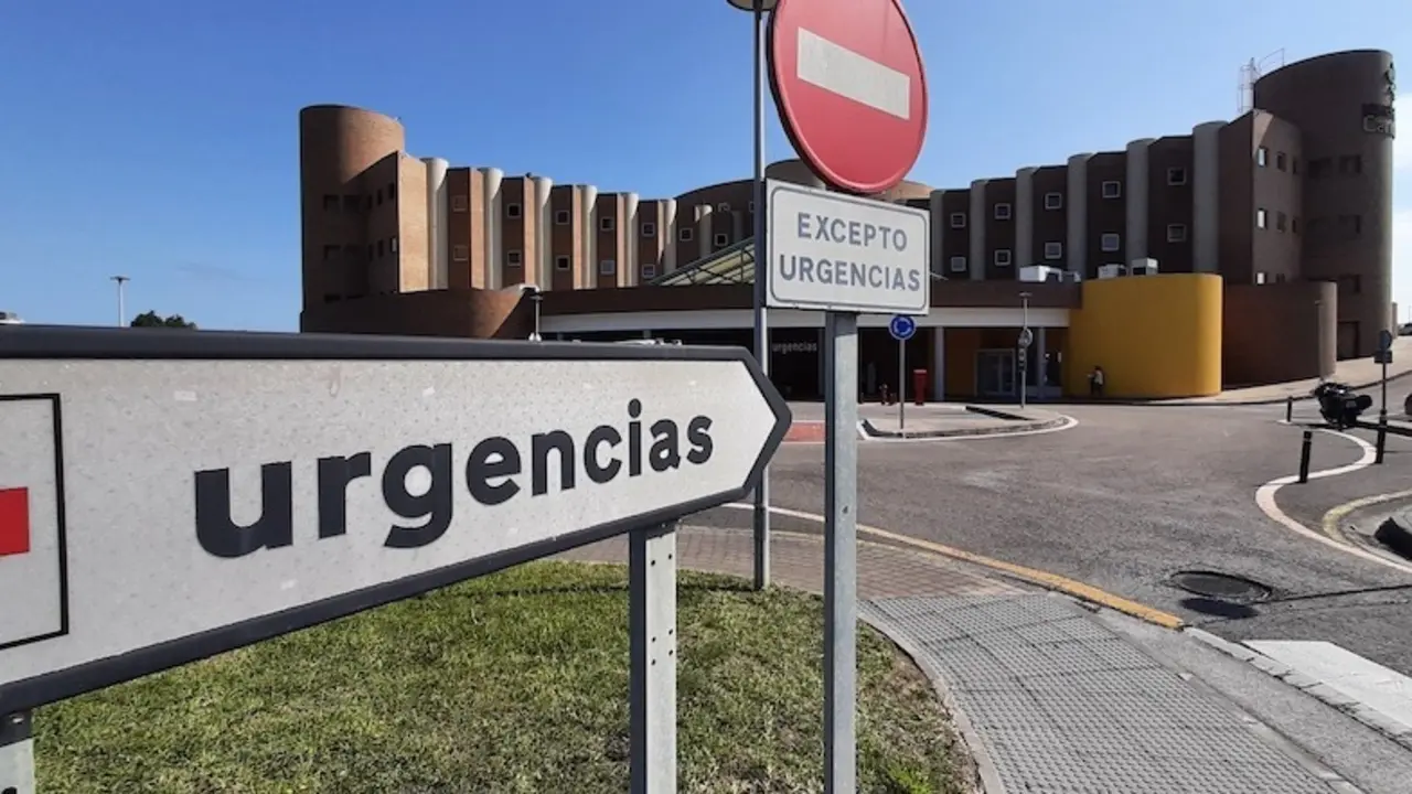 Vista de la entrada a urgencias del Hospital Momp&iacute;a en Cantabria. / S. D&iacute;az