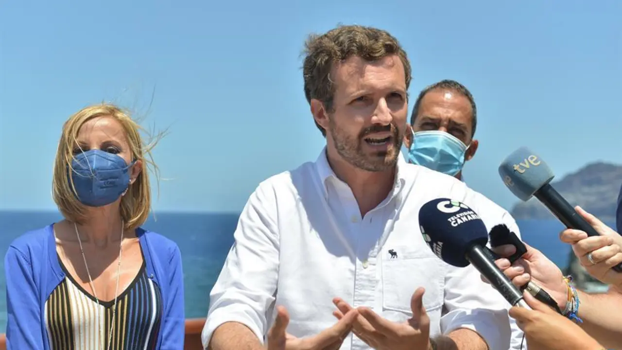 El presidente del PP, Pablo Casado, ha atacado este jueves al Gobierno por conjugar un "buenismo demag&oacute;gico" respecto al fen&oacute;meno de la inmigraci&oacute;n, que produce un "efecto llamada", con "devoluciones en caliente y en fr&iacute;o". Durante una visita a la isla de El Hierro, adonde han arribado varios cayucos en los &uacute;ltimos d&iacute;as, Casado ha recalcado que "hay que cumplir la ley" para hacer frente a la inmigraci&oacute;n irregular, en alusi&oacute;n a las devoluciones en Ceuta, y no con el "buenismo demag&oacute;gico" con el que se estren&oacute; Pedro S&aacute;nchez en Moncloa. EFE/ Gelmert Finol