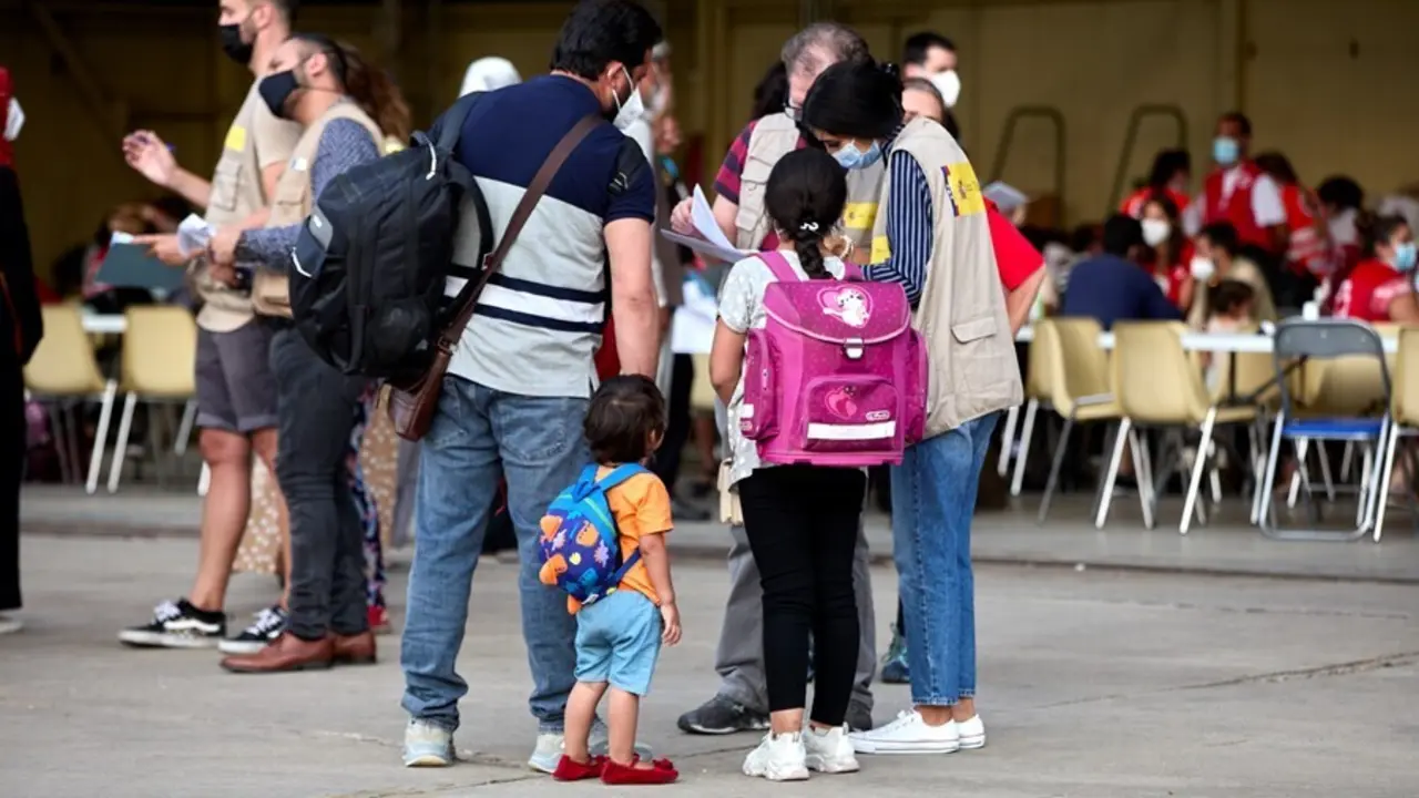 Varios refugiados afganos llegan a la base a&eacute;rea de Torrej&oacute;n de Ardoz a 24 de agosto de 2021, en Madrid (Espa&ntilde;a). 