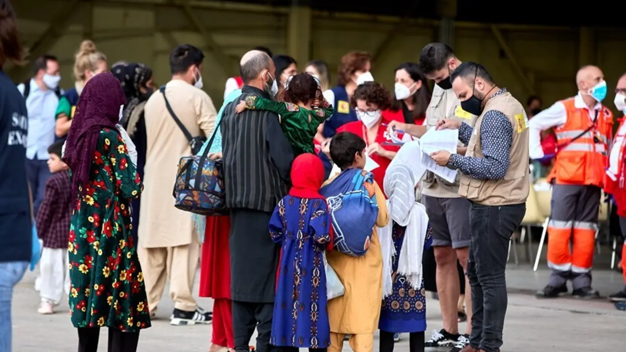 Varios refugiados afganos llegan a la base a&eacute;rea de Torrej&oacute;n de Ardoz.