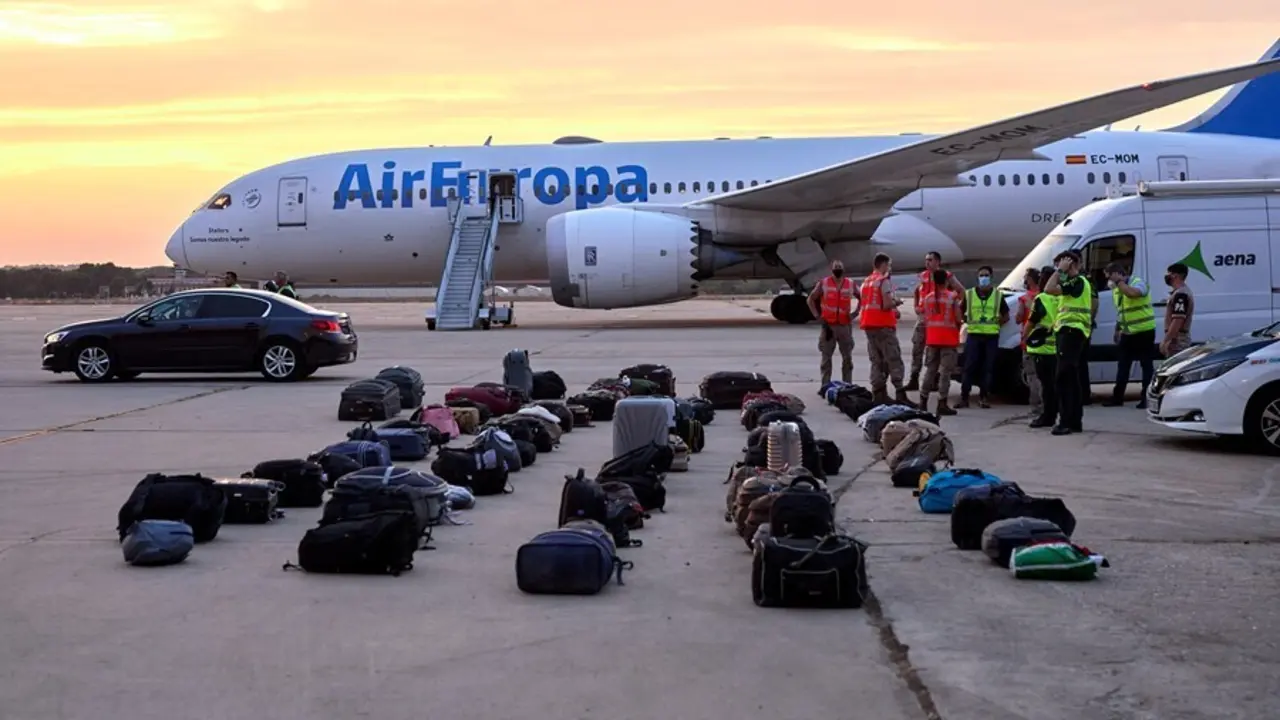 Equipajes de refugiados afganos en la base a&eacute;rea de Torrej&oacute;n de Ardoz a 24 de agosto de 2021, en Madrid (Espa&ntilde;a). 