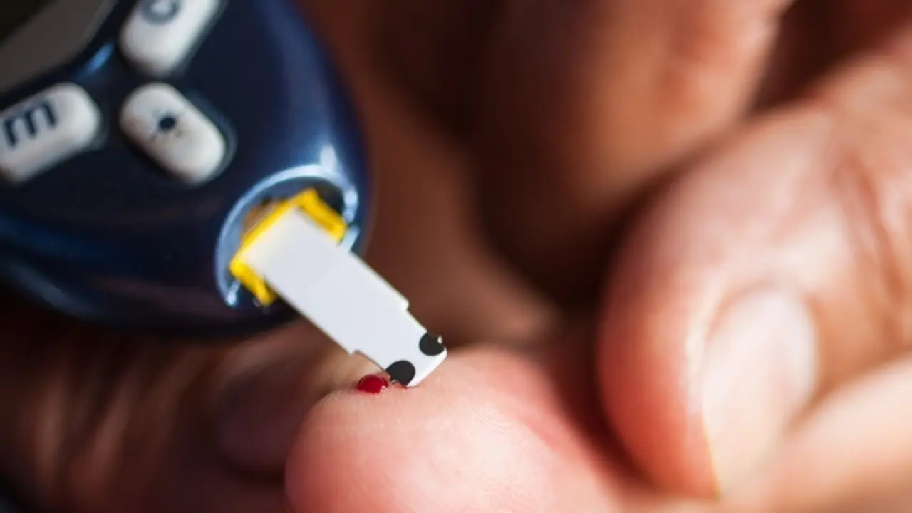 Archivo - Medidor de glucosa diabetes. Tira reactiva gluc&oacute;metro.