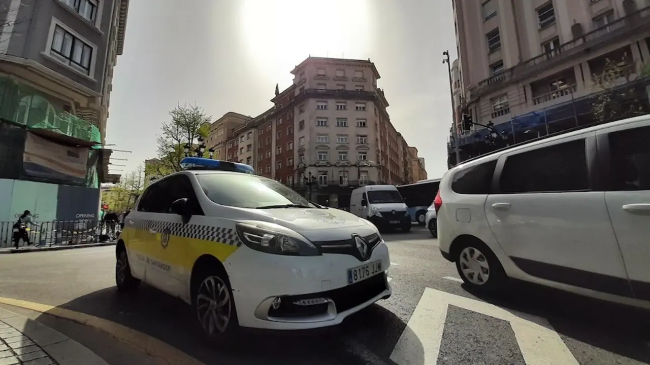 Un coche de la polic&iacute;a local en el centro de Santander. / S. D&iacute;az