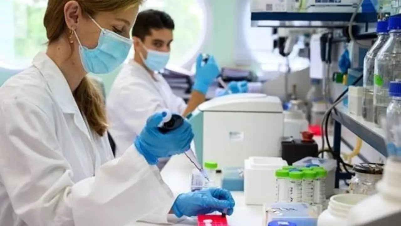Archivo - Investigadores es un laboratorio.