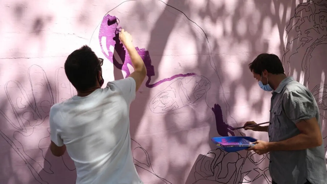 Participantes en los trabajos de reconstrucci&oacute;n del mural de mujeres de Ciudad Lineal, tras casi cuatro meses paralizado, en el Polideportivo Municipal La Concepci&oacute;n.