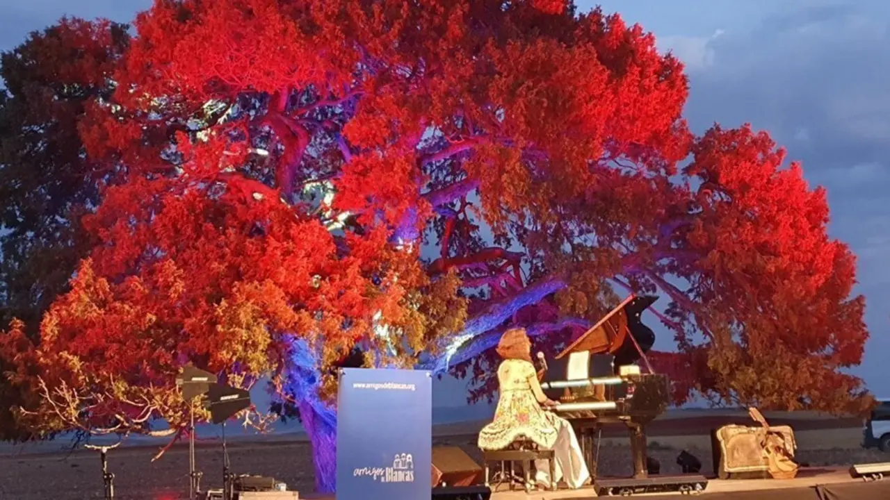 La cantante Carmen Par&iacute;s ha actuado junto a la sabina de Blancas.