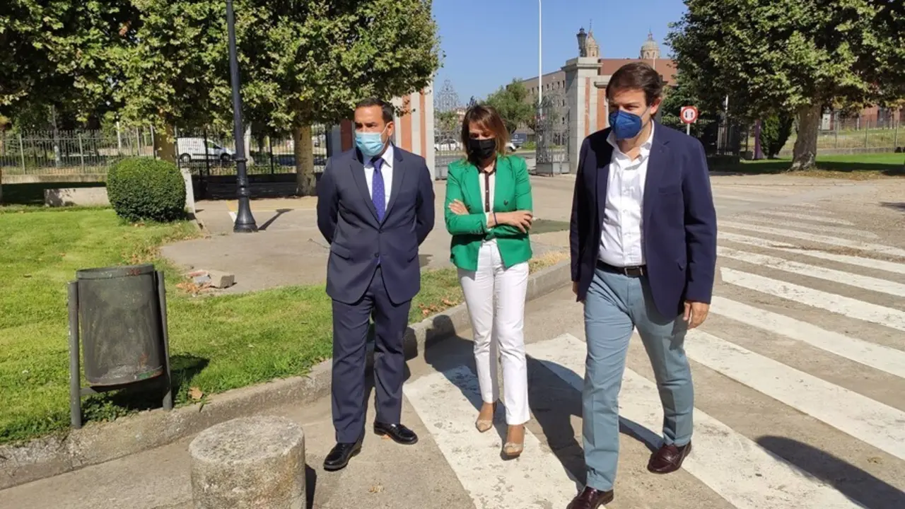 El presidente del PPCyL, Alfonso Fern&aacute;ndez Ma&ntilde;ueco, primero por la derecha, en su visita este viernes al centro Rodr&iacute;guez Fabr&eacute;s de Salamanca junto a Roc&iacute;o Lucas y Eloy Ruiz.