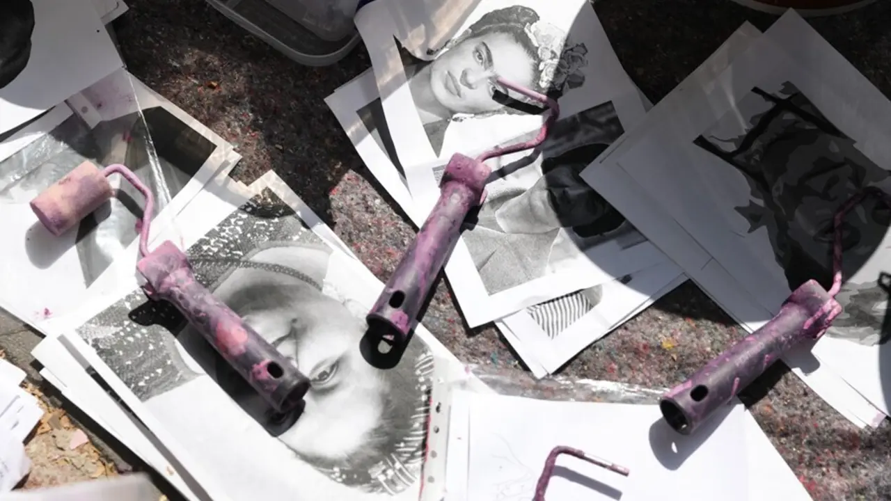 Material para los trabajos de reconstrucci&oacute;n del mural de mujeres de Ciudad Lineal, tras casi cuatro meses paralizado, en el Polideportivo Municipal La Concepci&oacute;n.