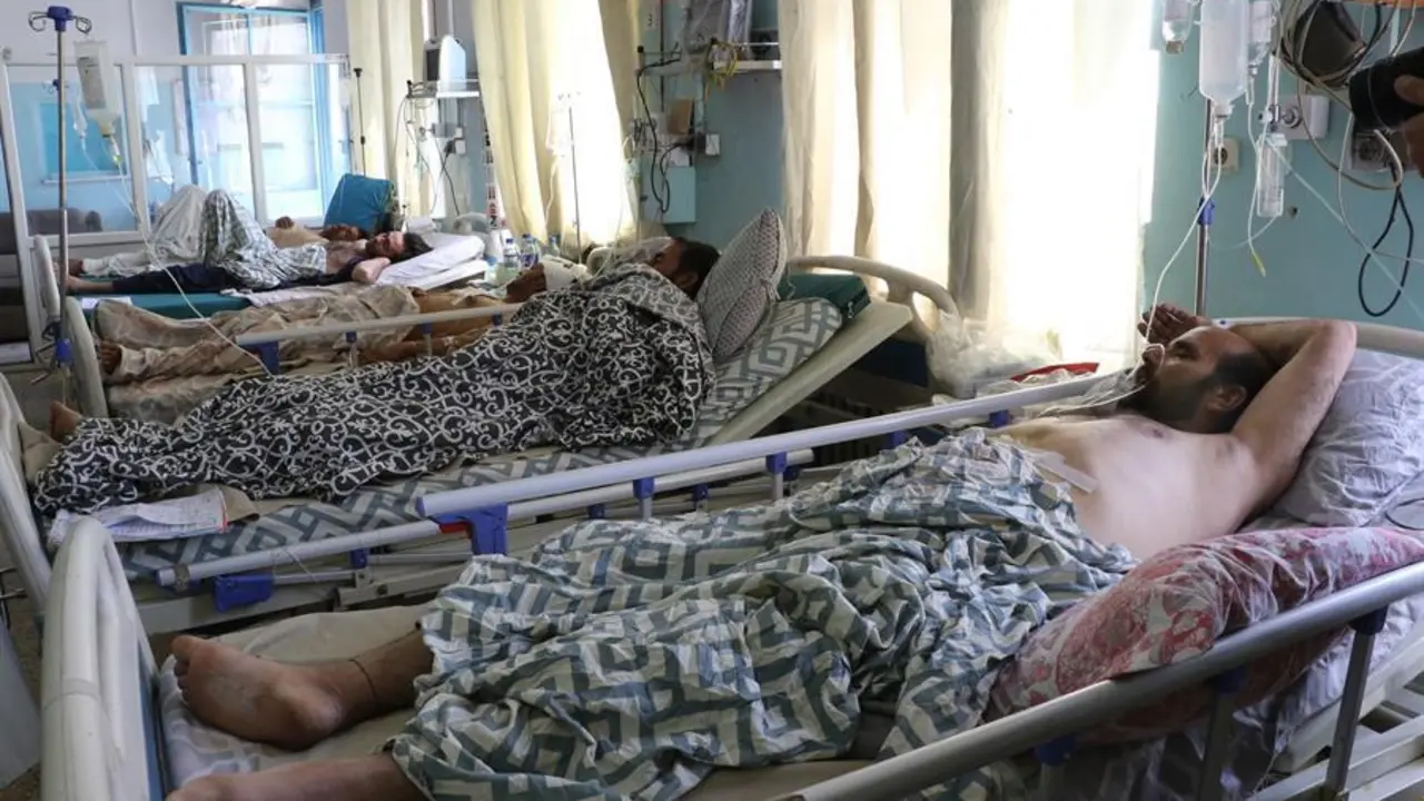 V&iacute;ctimas heridas de la explosi&oacute;n de una bomba en el aeropuerto, reciben tratamiento en un hospital de Kabul, Afganist&aacute;n, 27 de agosto de 2021. Dos explosiones ocurridas este jueves en las afueras del aeropuerto internacional de Kabul dejaron m&aacute;s de 60 civiles afganos muertos y otros 140 heridos, seg&uacute;n las autoridades sanitarias, mientras que el ej&eacute;rcito de Estados Unidos dijo que 12 de sus efectivos murieron. (Afganist&aacute;n, Estados Unidos) EFE/EPA/STRINGER


Traducci&oacute;n realizada con la versi&oacute;n gratuita del traductor www.DeepL.com/Translator