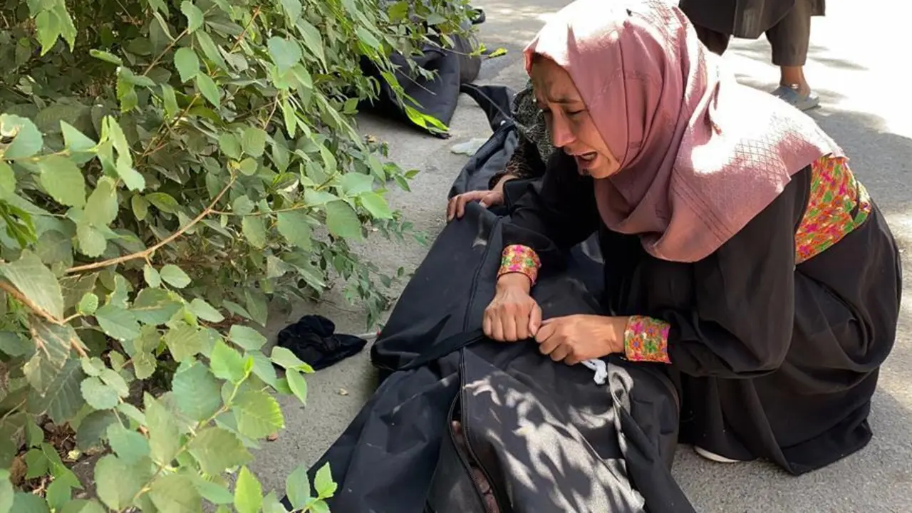 Un familiar llora junto al cuerpo de una v&iacute;ctima de la explosi&oacute;n de una bomba en el aeropuerto, en un hospital de Kabul. EFE/EPA/STRINGER