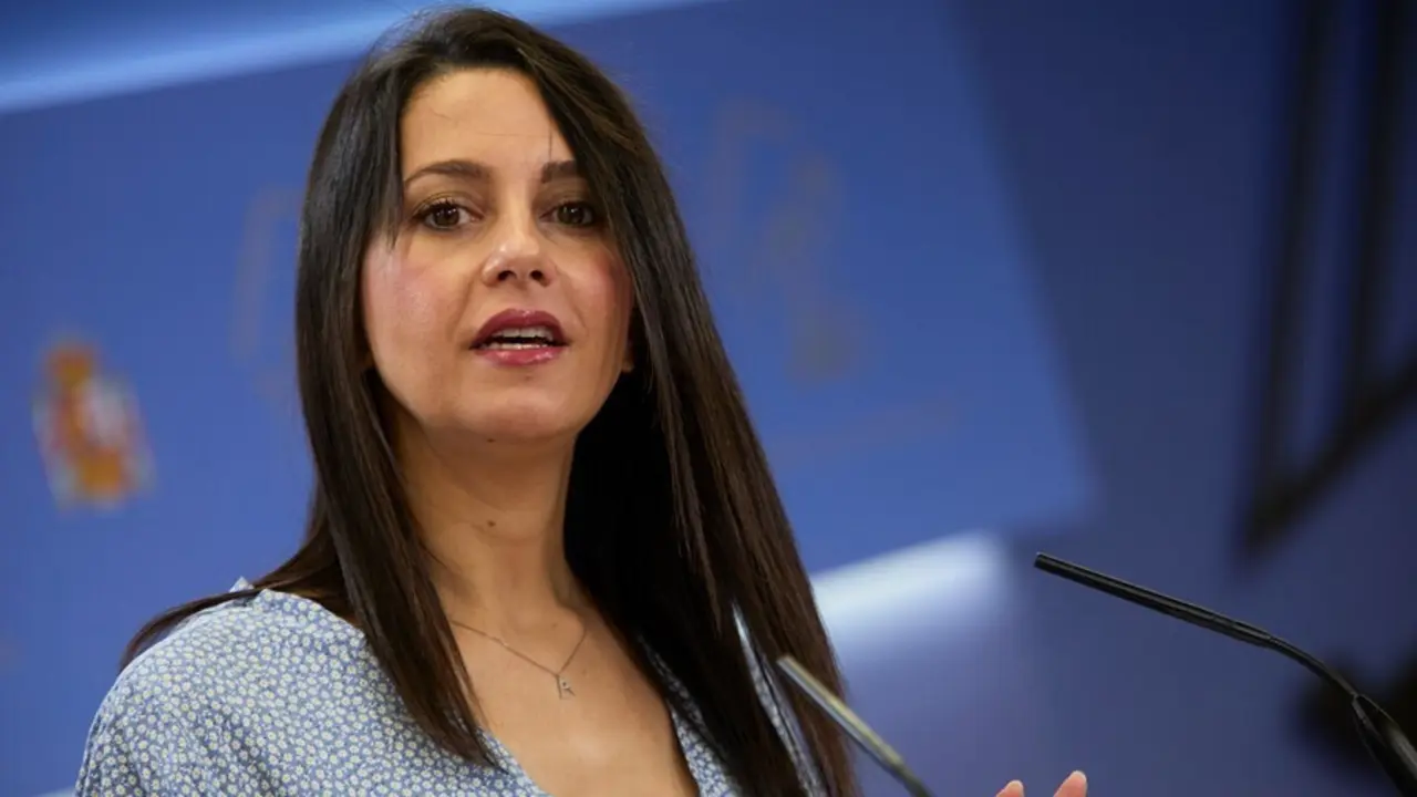 La presidenta de Ciudadanos, In&eacute;s Arrimadas, en una rueda de prensa, durante la reuni&oacute;n de la Diputaci&oacute;n Permanente en el Congreso de los Diputados, a 25 de agosto de 2021, en Madrid (Espa&ntilde;a).