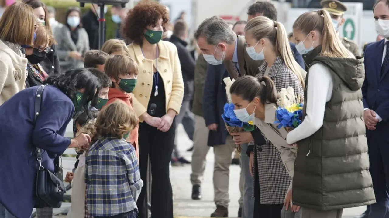 Archivo - El Rey Felipe VI, la Princesa Leonor, la Reina Letizia y la Infanta Sof&iacute;a, conversan con los vecinos de Somao durante su visita a la localidad praviana con motivo de la entrega del Premio al Pueblo Ejemplar 2020.