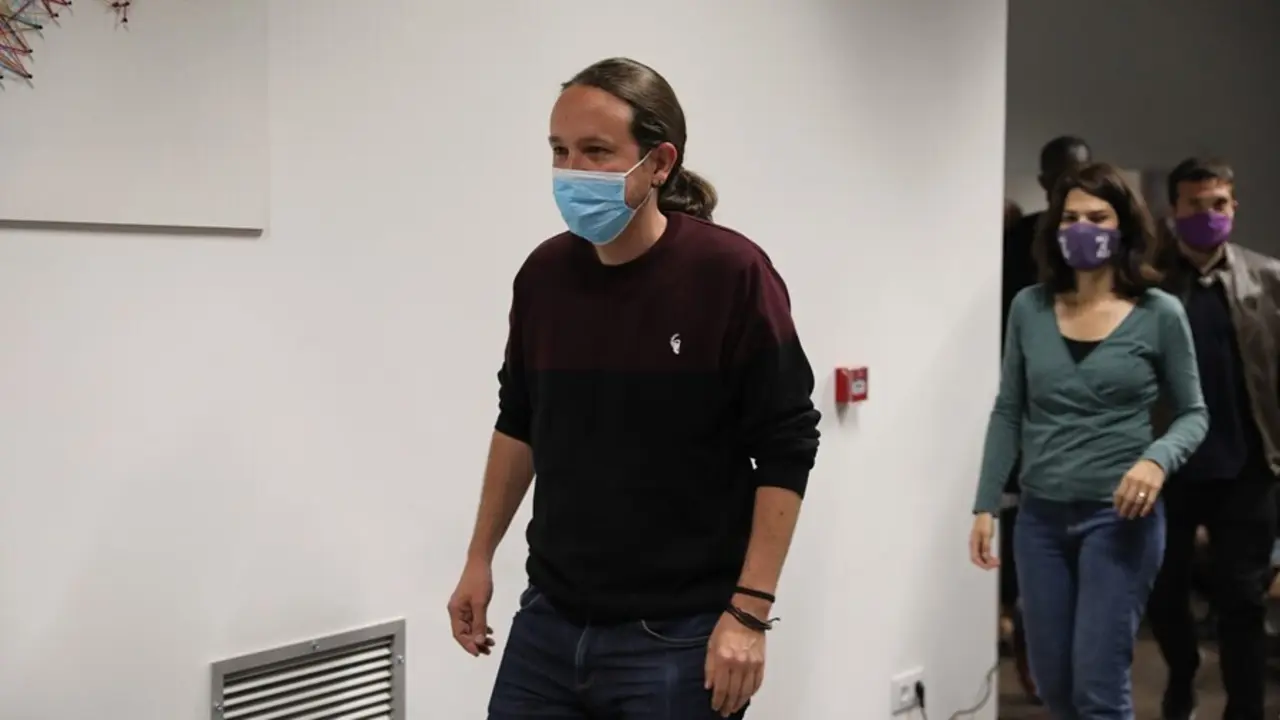 Archivo - Imagen de archivo del exsecretario general de Podemos, Pablo Iglesias, junto a la portavoz estatal de la formaci&oacute;n morada, Isa Serra.