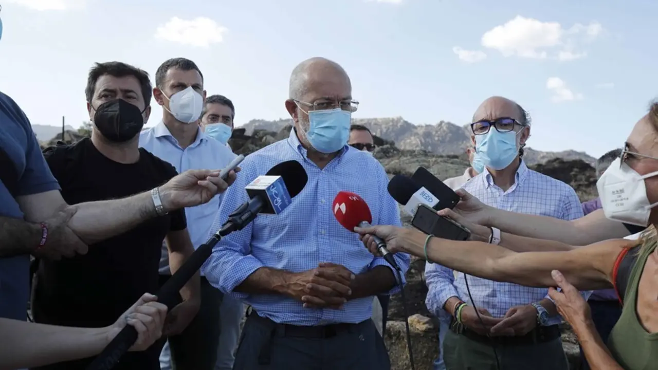 Francisco Igea atiende a los medios de comunicaci&oacute;n en el castro de Ulaca.