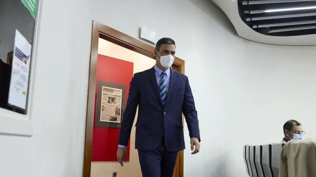 El presidente del Gobierno, Pedro S&aacute;nchez, se dirige a comparecer en rueda de prensa para dar cuenta de los asuntos tratados en la reuni&oacute;n del Grupo de Trabajo Interministerial sobre Afganist&aacute;n
