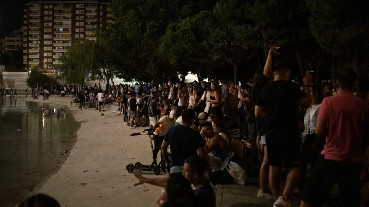 Decenas de personas en el parque de la Espanya Industrial, durante la primera noche de las Fiestas de Sants, a 25 de agosto de 2021, en Barcelona, Catalu&ntilde;a (Espa&ntilde;a).