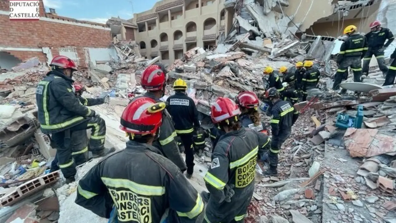 Bomberos en el lugar del siniestro
