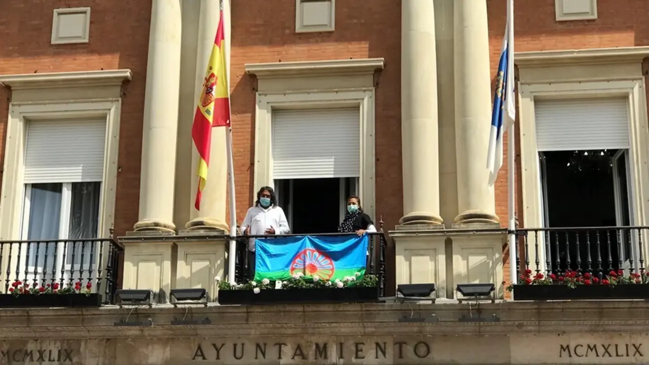 Archivo - La bandera gitana en la fachada del ayuntamiento de la capital.