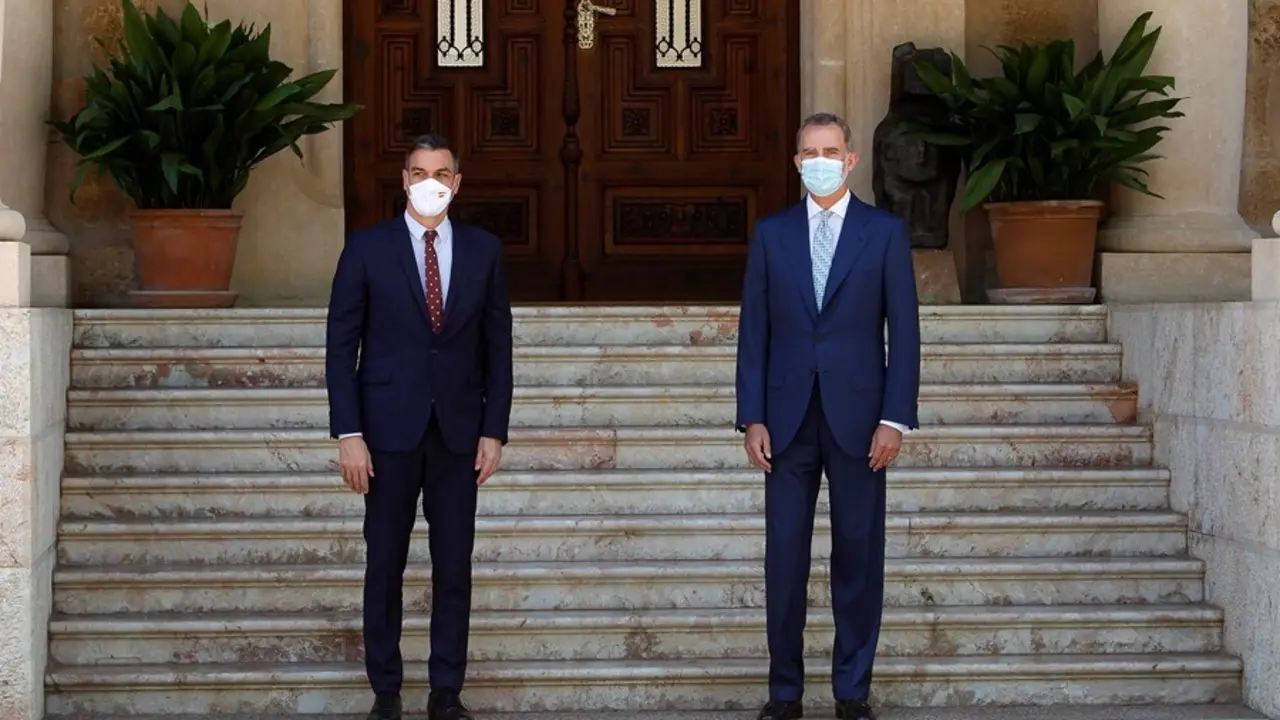 El Rey Felipe VI  y el presidente del Gobierno, Pedro S&aacute;nchez), posan en el Palacio de Marivent, a 3 de agosto de 2021