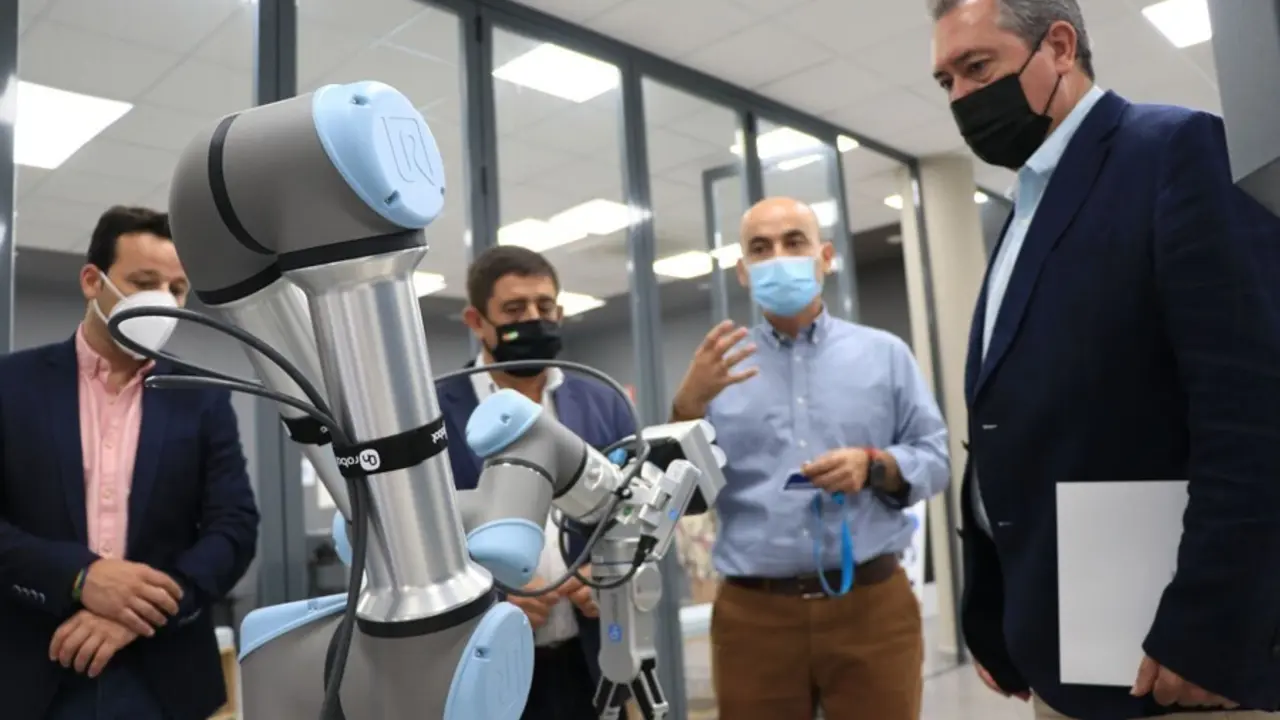 El secretario general del PSOE-A, Juan Espadas, este viernes durante su visita al Centro Tecnol&oacute;gico Metalmec&aacute;nico y del Transporte (Cetemet) en Linares (Ja&eacute;n).
