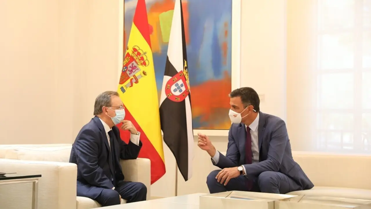 El presidente de la Ciudad Aut&oacute;noma de Ceuta, Juan Jes&uacute;s Vivas (i),durante su reuni&oacute;n con el presidente del Gobierno, Pedro S&aacute;nchez (d), en La Moncloa, a 25 de agosto de 2021, en Madrid (Espa&ntilde;a).