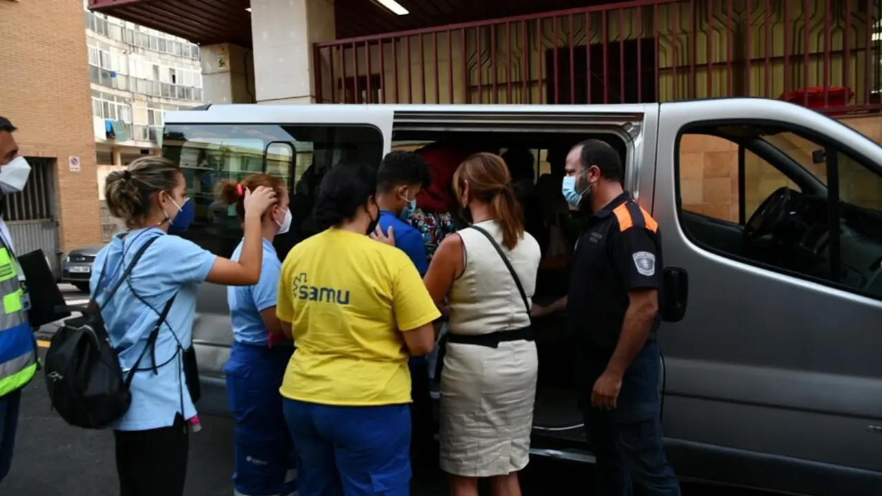 Trabajadores ayudan a tres de los menores marroqu&iacute;es a las puertas del juzgado tras presentar una denuncia solicitando habeas corpus minutos antes de ser repatriados a su pa&iacute;s de origen, en la frontera de Tarajal, a 16 de agosto de 2021